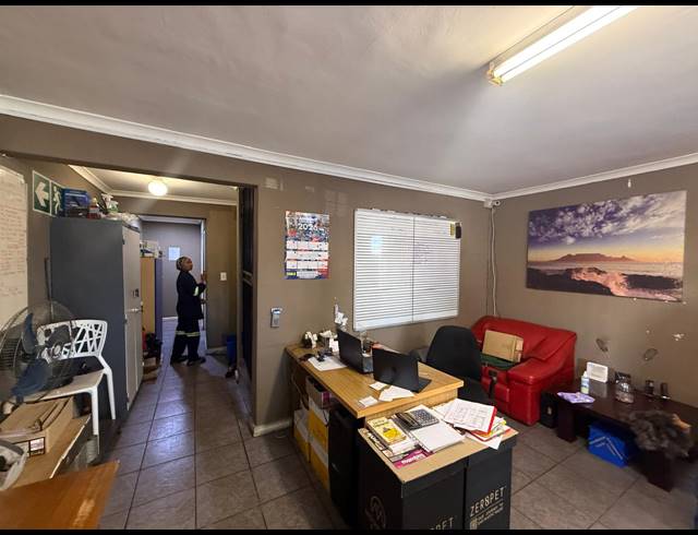 703M² WAREHOUSE TO LET IN STIKLAND